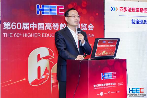 穿着西装笔挺的男子与配字 描述已自动生成